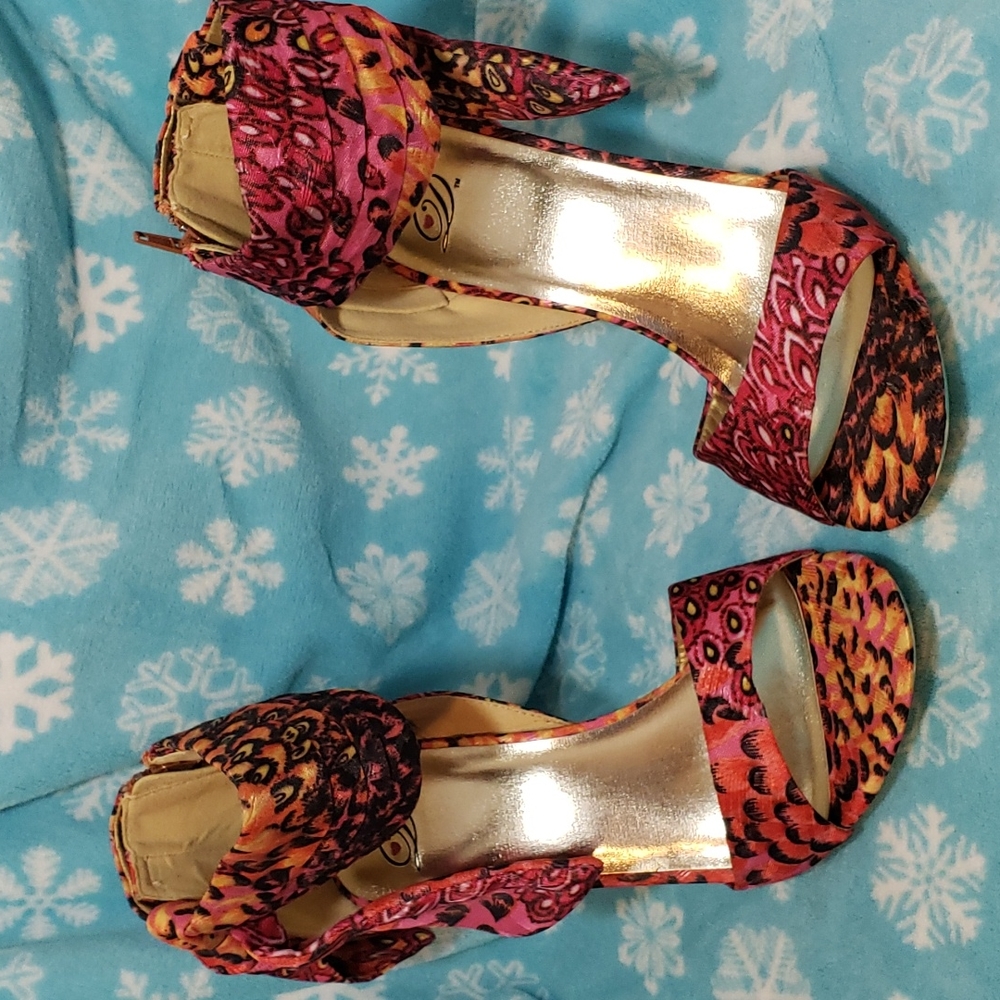 Dereon pink/orange pattern stiletto ankle strap inside zipper gold heels
